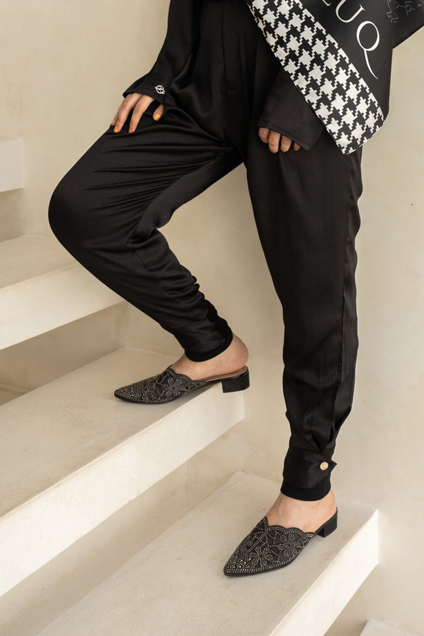 Curve Cuffed Pants in Misty Black & Bliss White